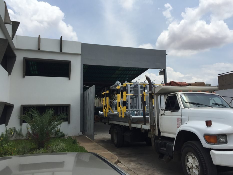 Camión saliendo de las instalaciones de Petro Válvulas