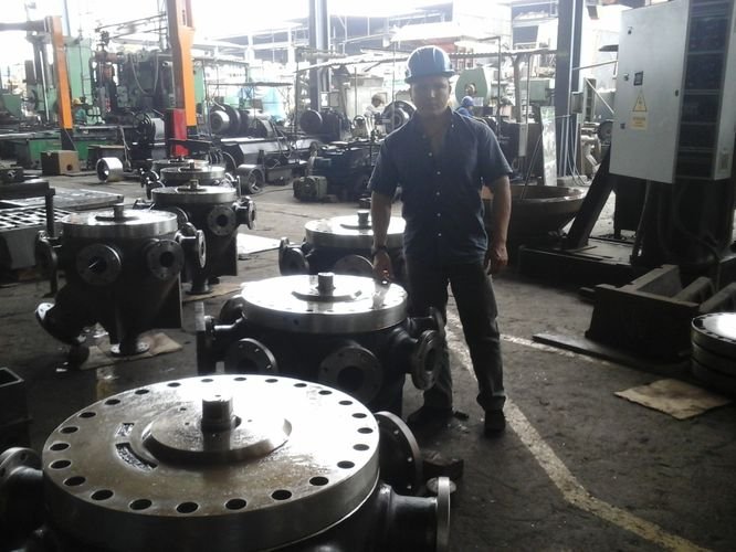 Ingeniero revisando especificaciones en taller