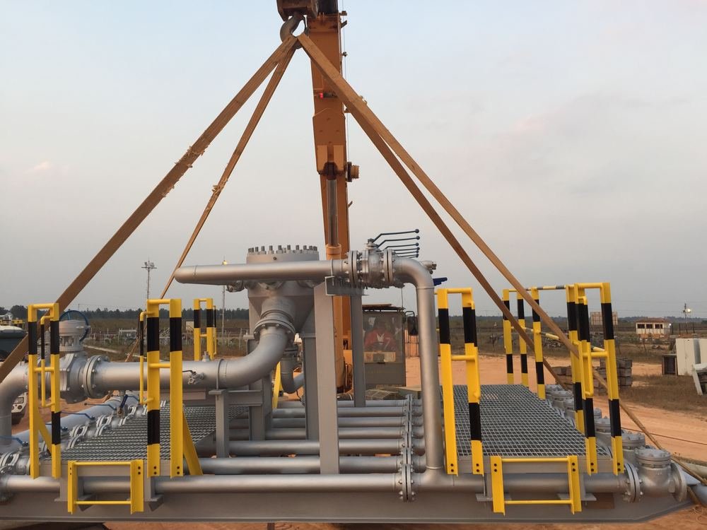 Varios skids de producción en campo al atardecer