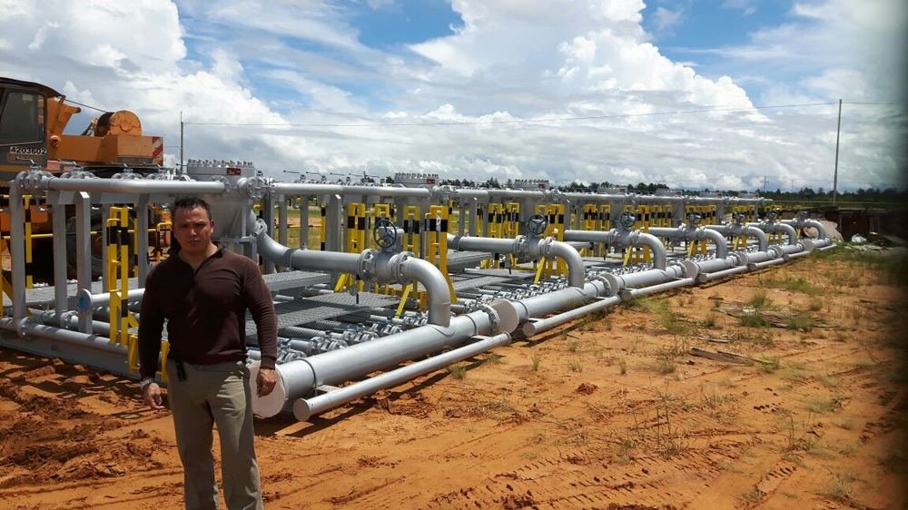 Ingeniero de Petro Válvulas supervisando la instalación en campo