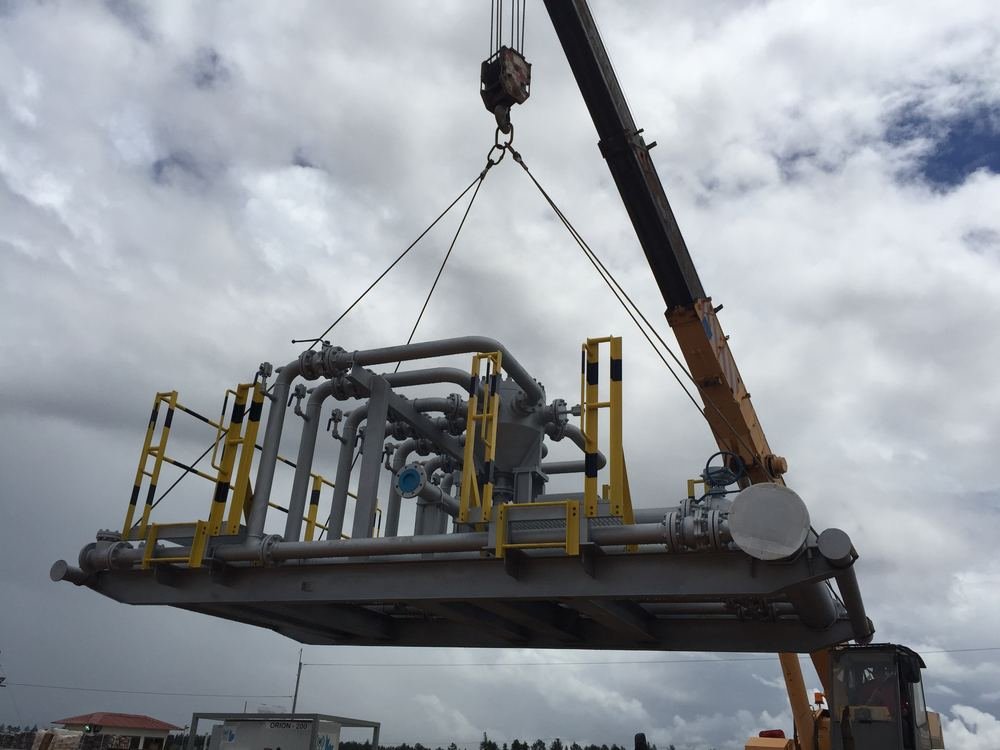 Varios skids de producción instalados en fila