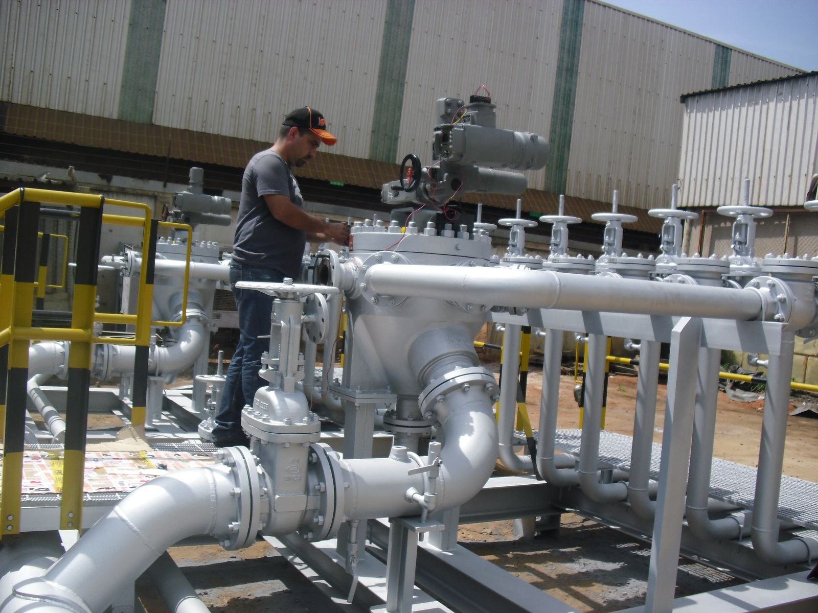 Técnico instalando el actuador eléctrico sobre la válvula selectora multipuerto en campo