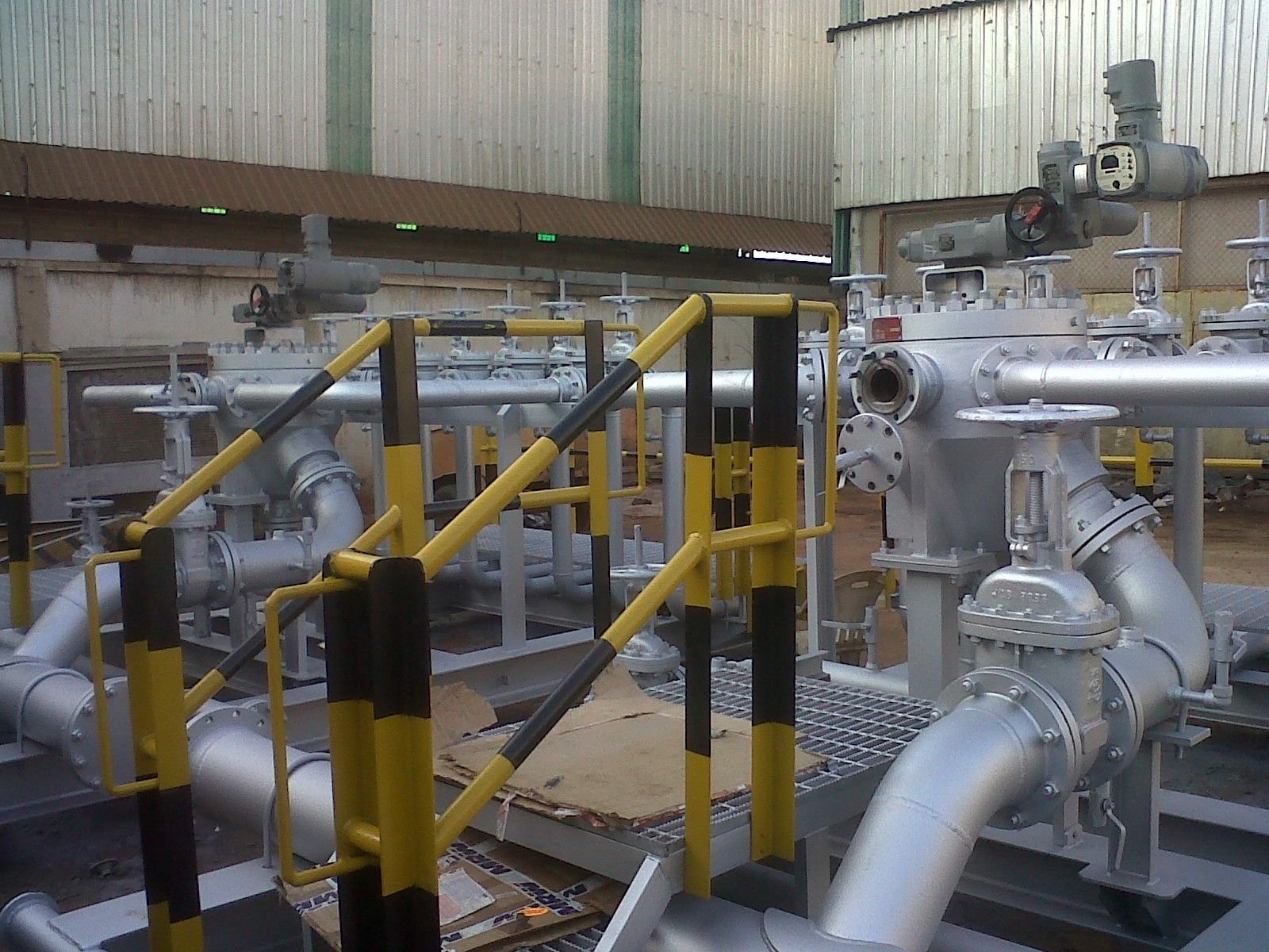 Actuadores eléctricos instalados sobre el manifold, vista general