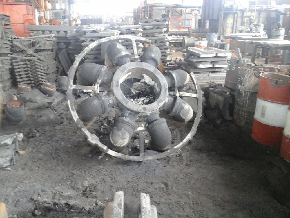 Carrete de fundición en el patio de la planta