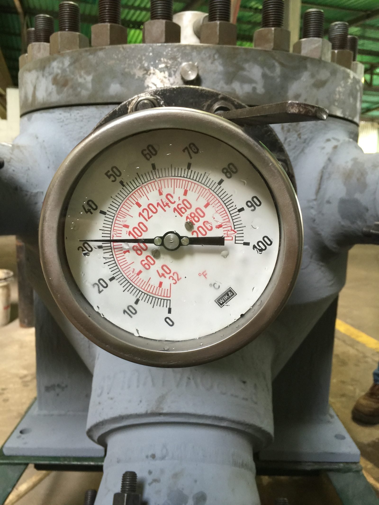 Termómetro de esfera midiendo temperatura durante la prueba